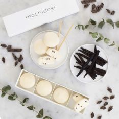 Vanilla with dark chocolate chips mochi ice cream - set of 4 pieces - no artificial sweetener or colouring