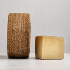 Manchego curado 3-month aged cheese (pasteurised sheep milk) - 180g - compact texture and buttery flavor