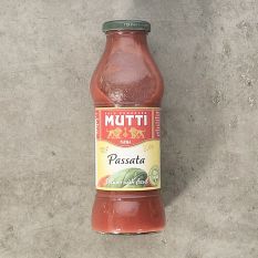 Mutti 100% Italian passata / tomato puree with fresh basil in glass bottle - 400g