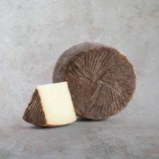 DOP Pecorino Romano with black crust (sheep milk) - 180g - sharp and spicy sheep's milk cheese, matured for 5 months