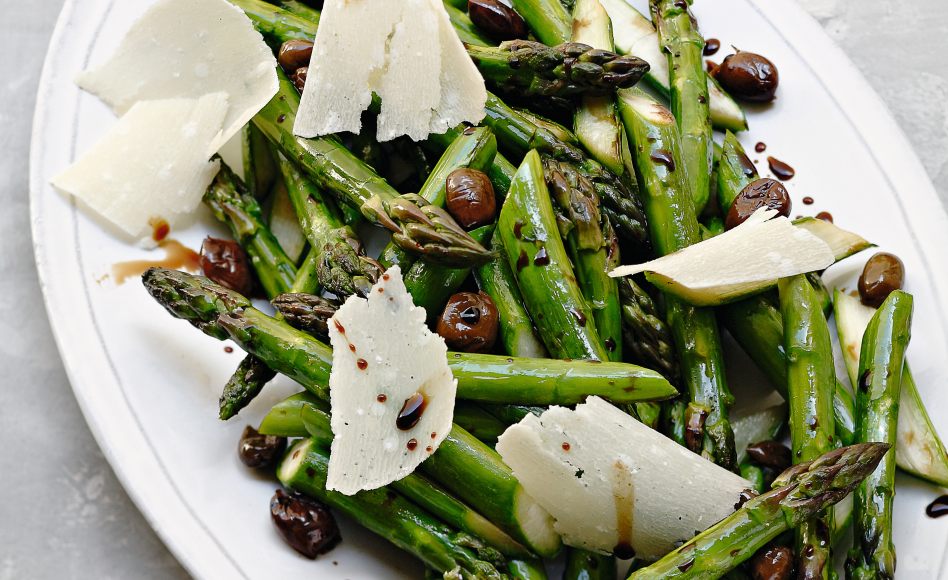 Roasted green asparagus with black olives and parmigiano recipe