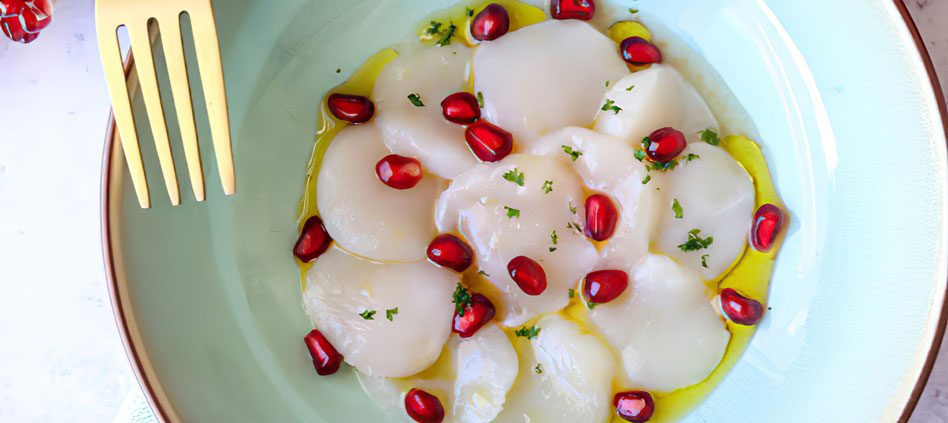 Scallops carpaccio with argan oil and pomegranate seeds recipe