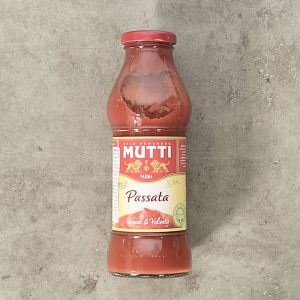 Mutti 100% Italian passata / tomato puree in glass bottle - 400g