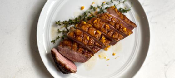 AUTUMN RECIPE Duck breast with caramelized mangoes and balsamic vinegar sauce 